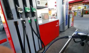 Dystrybutor paliwa na stacji Orlen. Widać pistolety do tankowania, w tym jeden z oznaczeniem E10.