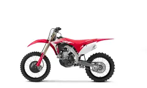 Honda CRF 450 ile koni – moc silnika i porównanie modeli