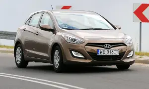 Brązowy Hyundai i30 2015 na drodze, z tablicą rejestracyjną WE 016CT.