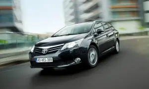 Czarna Toyota Avensis T27 w ruchu. Szukasz informacji, jakie żarówki do toyoty avensis t27?