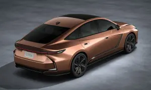 Nowy Lexus ES 500e w kolorze miedzianym, z czarnym dachem i przyciemnianymi szybami, prezentuje się elegancko na szarym tle.