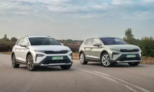 Dwa nowoczesne **Škoda SUV** na drodze: biały i zielony, z charakterystycznymi światłami i grillem.