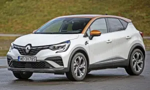 Biały Renault Captur z brązowym dachem i lusterkami. Stylowy crossover, którego renault captur wymiary idealnie pasują do miasta.