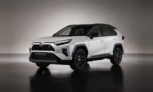 Biała, sportowa Toyota RAV4 Hybrid GR SPORT z czarnym dachem i felgami, prezentująca dynamiczny design.