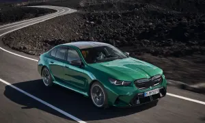 Zielony BMW M5 2025 pędzi po krętej drodze wśród wulkanicznych krajobrazów.