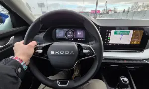 Widok z kabiny Skody na kierownicę i desce rozdzielczej. Na ekranie nawigacja i wskaźnik spalania paliwa 1.1 l/100km.