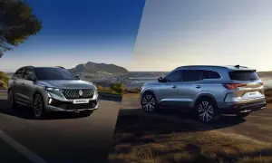 Dwa nowe modele renault suv: srebrny Austral na drodze z widokiem na miasto i góry, oraz błękitny Espace na tle morza i wybrzeża.