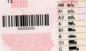 Numer prawa jazdy z kodem kreskowym i kategoriami pojazdów: AM, A1, A2, A, B1, B, C1, C.