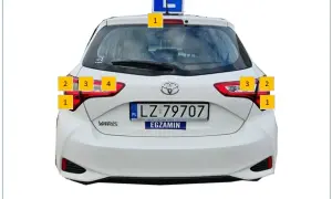 Ile jest świateł cofania w toyocie yaris i jak je wymienić?