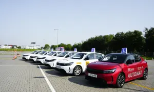 Rząd białych i jeden czerwony samochód szkoleniowy z literą "L" na dachu, gotowe do nauki jazdy. To idealne miejsce, by zdobyć prawo jazdy B.