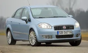 Jasnoniebieski Fiat Linea z polskimi tablicami SB 0671A jedzie po drodze.