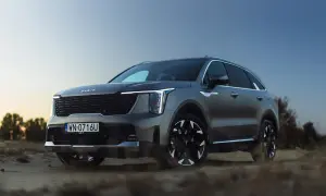 Nowy Kia Sorento 2025 na tle pustynnego krajobrazu, z charakterystycznym grillem i nowoczesnymi światłami.