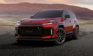 Czerwony Toyota RAV4 2025 GR Sport z agresywnym grillem i sportowymi felgami na tle pustynnego krajobrazu.