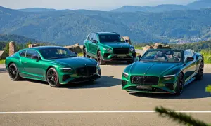 Trzy zielone Bentley na tle górskiego krajobrazu. Sprawdź, jaka jest aktualna bentley cena tych luksusowych aut.