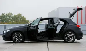 Czarny Mercedes-Benz Klasy A z otwartymi drzwiami i bagażnikiem, gotowy na podróż.