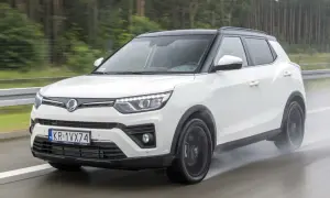Biały SsangYong Tivoli na mokrej drodze. Wiele osób szuka ssangyong tivoli opinie przed zakupem.