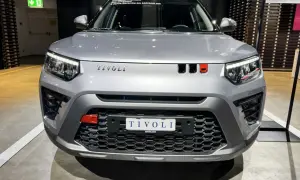 Srebrny SsangYong Tivoli z czerwonymi akcentami na grillu i zderzaku. Nowy model z nowoczesnymi światłami LED.