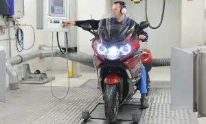 Mechanik na hamowni sprawdza motocykl. Dowiedz się, ile kosztuje przegląd motocykla i jakie badania są wykonywane.