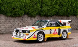 Ikoniczny Audi quattro S1 z numerem 2 na boku, w barwach HB International, gotowy do rajdu.