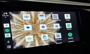 Ekran samochodu z ikonami aplikacji, w tym Toyota, Maps, Spotify i Phone. Wygląda na to, że trwa android auto aktualizacja.