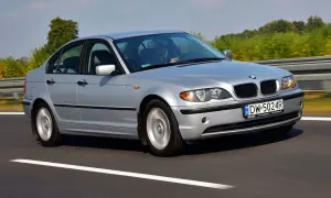 Srebrne BMW E46 330d na drodze. Kierowca w kratę, pozytywne opinie o tym modelu.