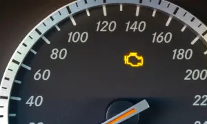 Kontrolka silnika świeci się, sygnalizując potencjalny za wczesny zapłon w dieslu objawy. Czas sprawdzić auto.