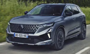Nowy Renault Austral w ciemnoszarym kolorze jedzie po drodze. Sprawdź, jaka jest jego renault austral cena i wyposażenie.