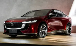 Elegancka, czerwona Mazda 6e, zapowiedź modelu Mazda 6 2025, z nowoczesnym designem i charakterystycznym grillem.