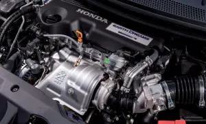 Silnik Honda z technologią Earth Dreams. Czy on to diesel? Skomplikowana konstrukcja z turbosprężarką i licznymi przewodami.