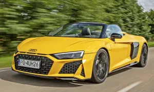 Żółte Audi R8 Spyder w ruchu. Sprawdź aktualną audi r8 cena i poczuj wolność na drodze.