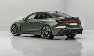 Nowy Audi RS5 2026 w kolorze zielonym, z agresywnym dyfuzorem i czterema końcówkami wydechu.