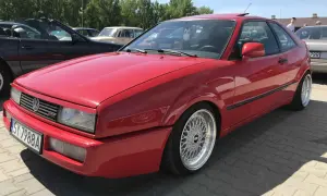 Czerwony Volkswagen Corrado z felgami BBS na zlocie samochodowym.