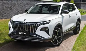 Biały, chinski suv premium z imponującym grillem i nowoczesnymi światłami, zaparkowany na podjeździe z kostki brukowej.