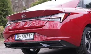 Czerwony Hyundai Elantra 2023 z tyłu, z widocznym napisem "ELANTRA" i tablicą rejestracyjną.