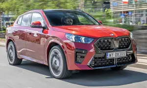Czerwone BMW X2 w ruchu miejskim. Sprawdź aktualną bmw x2 cena i dostępne konfiguracje.