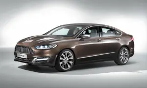 Elegancki brązowy Ford Vignale z chromowanymi felgami i wyrazistym grillem, prezentujący luksus i styl.