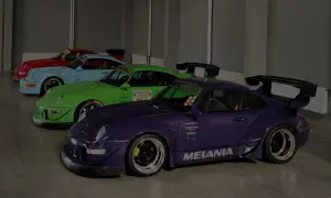 Kolekcja Porsche RWB w jaskrawych kolorach: fioletowy, zielony, błękitny i czerwony, z charakterystycznymi spojlerami i szerokimi nadkolami.