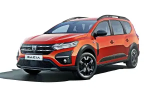 Pomarańczowy Dacia Jogger, marka samochodu na zdjęciu, z relingami dachowymi i czarnymi akcentami.