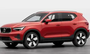 Czerwony Volvo XC40 na białym tle. Sprawdź aktualną volvo xc40 cenę i dostępne konfiguracje.