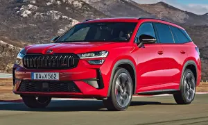 Czerwona Skoda Kodiaq RS w ruchu, idealna dla rodziny. Sprawdź atrakcyjną skoda kodiaq cena.