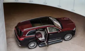 Elegancki, dwukolorowy Maybach GLS 600 z otwartymi drzwiami, prezentujący luksusowe wnętrze.