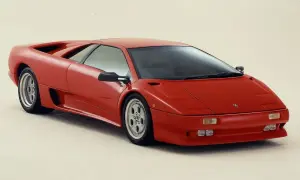 Czerwony Lamborghini Diablo, ikona lat 90., prezentuje swoje ostre linie i sportowy profil.