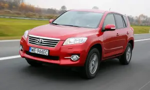 Czerwony SUV do 30 tys. na drodze, z widocznym numerem rejestracyjnym WE 966EC.