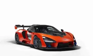 Pomarańczowy McLaren Senna z czarnym dachem i spoilerem, gotowy do bicia rekordów prędkości.