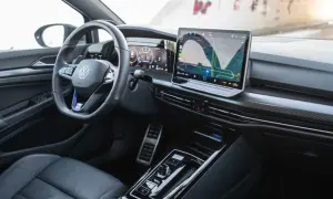 Wnętrze **Golf R 2025** z cyfrowymi zegarami i dużym ekranem nawigacji. Sportowa kierownica i eleganckie detale.