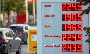 Cena benzyny w Niemczech: Diesel 224.9, Super E10 190.9, Super 196.9. Widok z dystrybutora paliw.