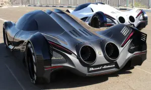 Dwa futurystyczne samochody Devel Sixteen, jeden czarny, drugi biały, stoją na asfalcie.
