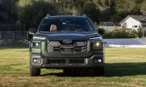 Nowy Subaru Outback 2026, zielony SUV, gotowy na przygodę na trawiastym podwórku.