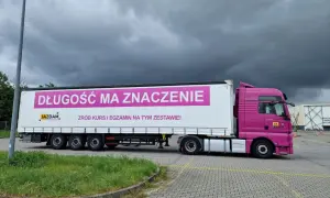 Różowa ciężarówka z napisem "Długość ma znaczenie. Zrób kurs i egzamin na tym zestawie!" zachęca do kwalifikacja wstępna przyspieszona.