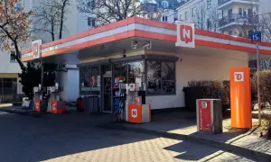 Stacja paliw z logo N. Widoczne dystrybutory paliwa, sklep i kompresor. CPN skrót od "Centrala Produktów Naftowych" to historyczna nazwa takich miejsc.